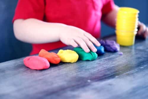 Les avantages et inconvénients des différentes formes de garde d’enfants