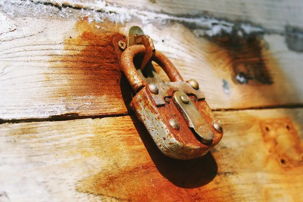 Comment ouvrir une ancienne serrure de porte sans clef : comprendre les mécanismes anciens