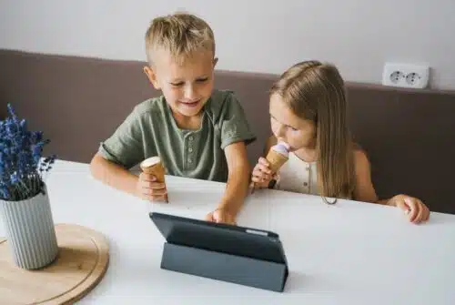 Les impacts des écrans sur les enfants : avantages et inconvénients