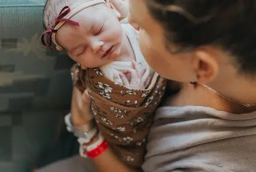 Comment annoncer la naissance de votre fille avec émotion ?
