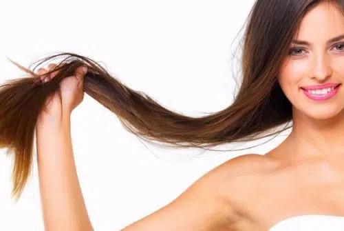 Comment avoir des cheveux brillants et soyeux naturellement ?