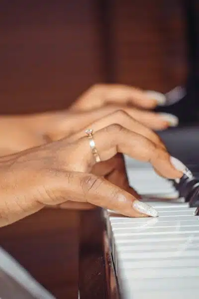 Peut-on coucher un piano pour le déménager : conseils d’experts