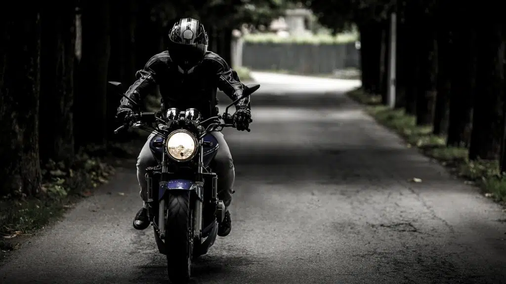 Pourquoi faut-il toujours porter son casque à moto ?